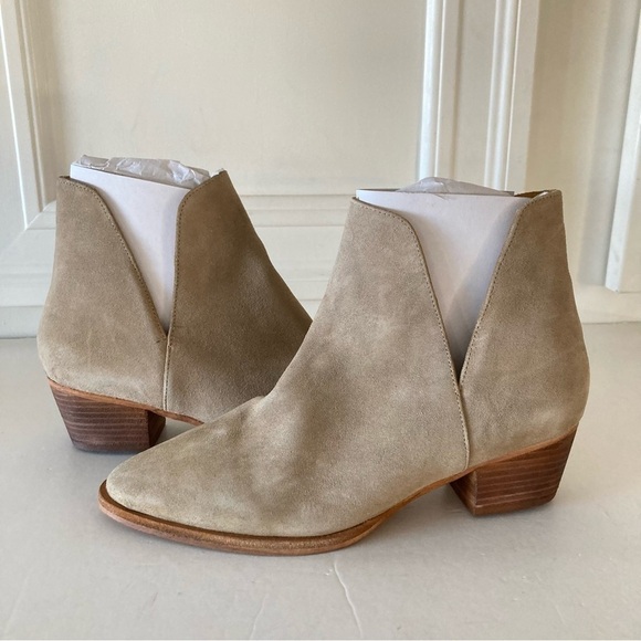NWOT Free People Charm Double V Beige Suede Ankle Boots Sz 39 - Picture 1 of 7